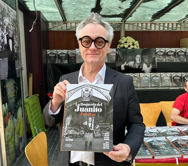Figuras relevantes visitan nuestra parada de Sant Jordi para conseguir «La Boqueria del Juanito – Pinotxo»