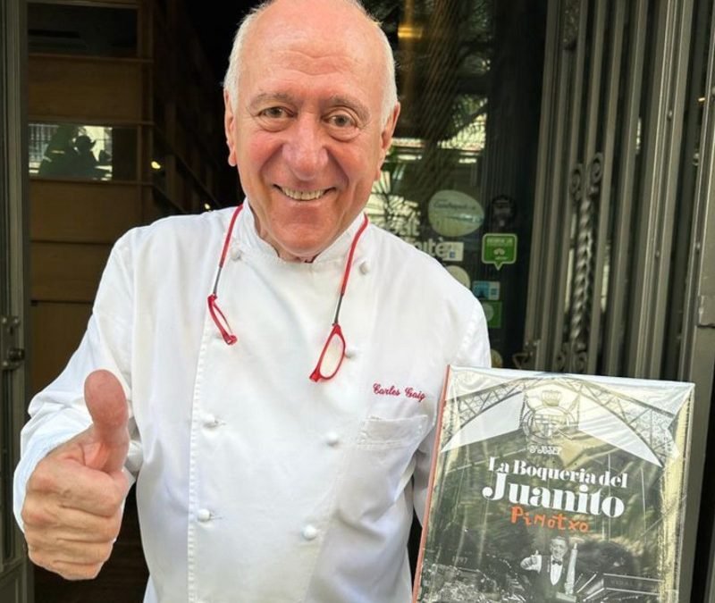 Carles Gaig con el libro